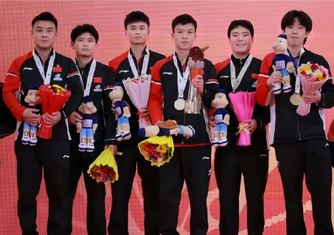 梁靖崑晒照告别2025迎接2026，更新社媒晒图并配文：2025杀青大吉，今年剧