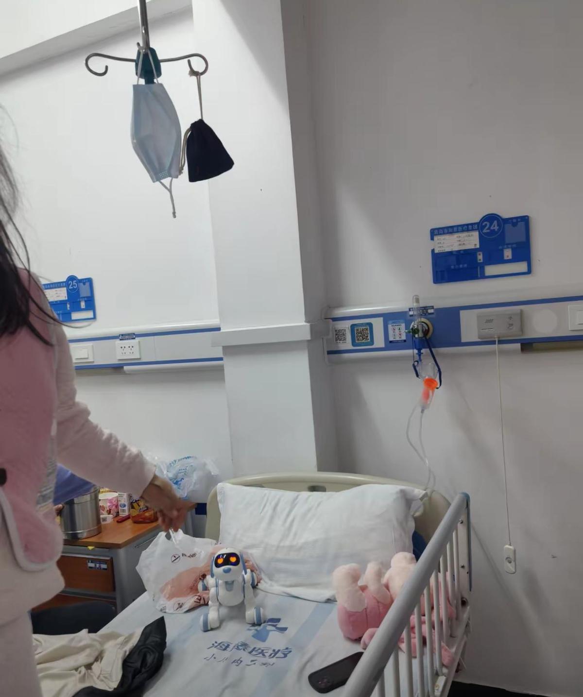 孩子肺炎住院，妈妈一个人扛下了所有。父亲上夜班，家里没其他人。这事儿真不是谁