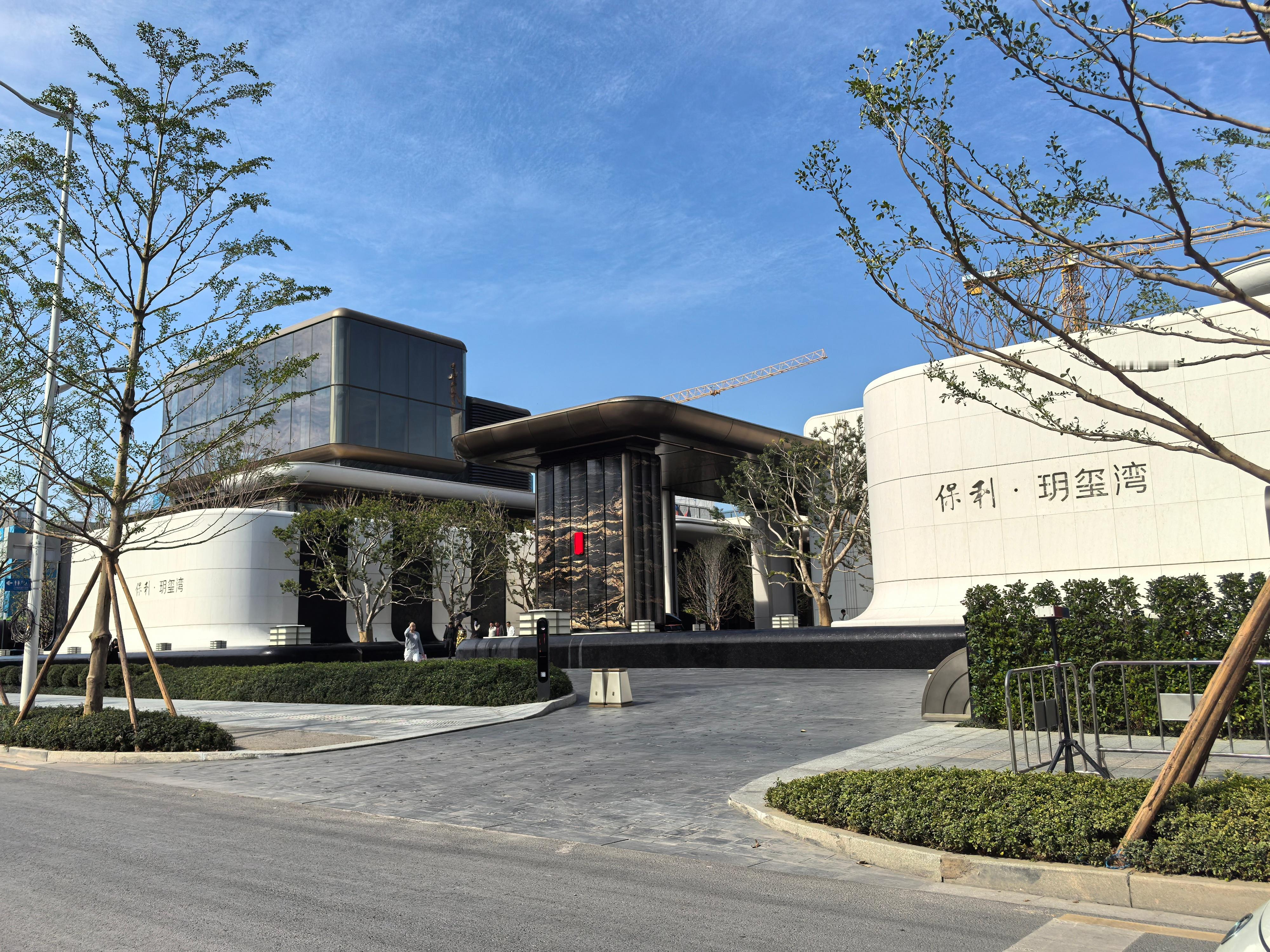 这小区大门看着挺高端啊～