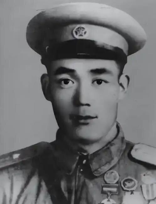 1952年，志愿军班长趁天黑，摸到美军阵地前，突然，他脚底碰到什么，一动不敢动。