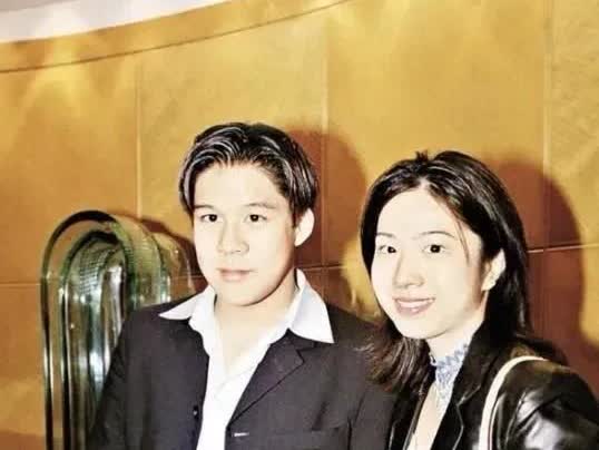 【豪门三代铺就的台阶，比婚姻更稳的是姓氏】霍启刚今日的政坛光环，是<em>霍英东家族</em>三代