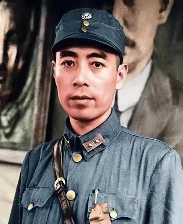 这是周总理年轻时穿着军装的真实样貌，这可不是演员扮演的，货真价实的照片。周总