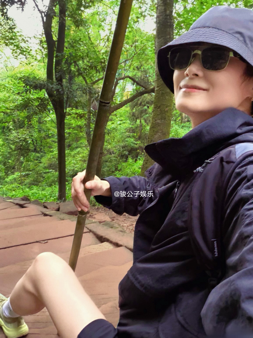 李宇春现身四川青城山度假，一身宽松连帽防晒外套搭配同色系运动短裙，清爽利落，白袜配浅绿登山跑鞋，双肩