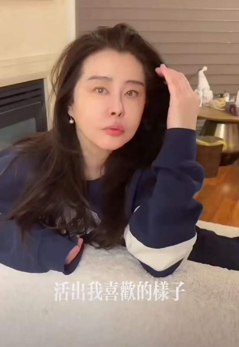 58岁王祖贤素颜出镜引热议：没谈恋爱，没结婚，她的选择让多少人意难平？真的没