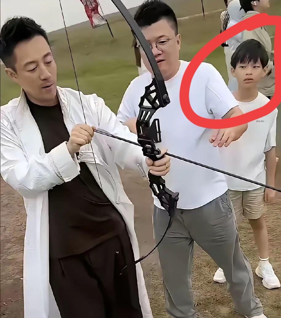 太逗了看看“小皮猴”霖霖这眼神：专注又有点好奇，还带着一点点对爸爸的钦佩……
