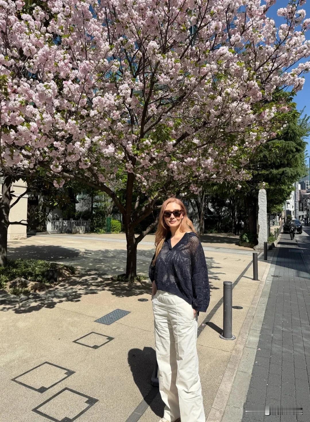 李嘉欣现身日本赏樱花，本人太瘦了，有点扛不住镜头了！55岁的她，穿着一件黑色渔