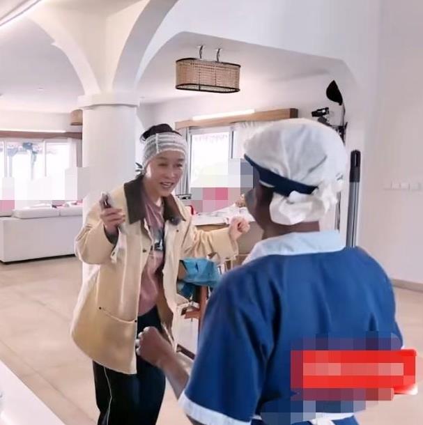 要笑死，陈数和那英两人，一个喜静，一个喜闹。陈数头顶一块布，全球我最富的姿