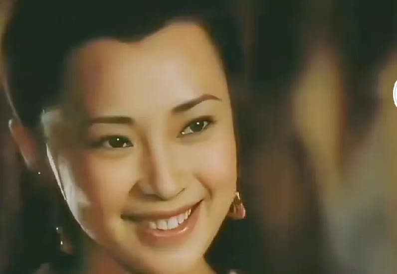 黄秋燕不美吗？美，但是她的美是那种很端庄，很大气，正派的美，而不是那种性感妩
