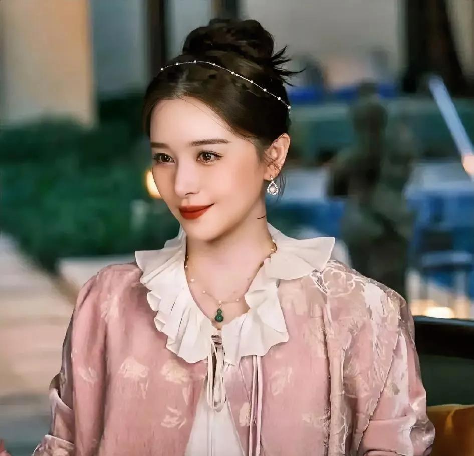 正主辟谣，阚清子的老公根本不是周浩。一个盛世娱乐创始人私服会穿这样吗？白袜子配黑