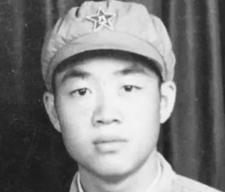 1951年，朝鲜战场，一新兵正擦大炮，突然瞅见，美军阵地有顶奇怪的帐篷。他咬牙跺