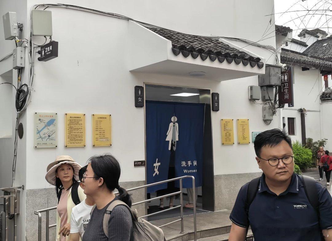 南京夫子庙厕所，这个男女厕所比例差距有点大吧，男厕都得排队上了