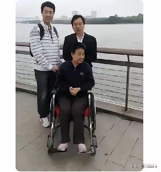 这是一个持续了12年的“惊天骗局”。骗子是上海警官姜经纬，受害者是山西吕梁一对