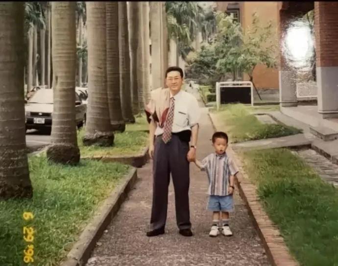 1996年6月，58岁的李敖牵着4岁的儿子李戡的合影，作为自己的老来子，也是唯一