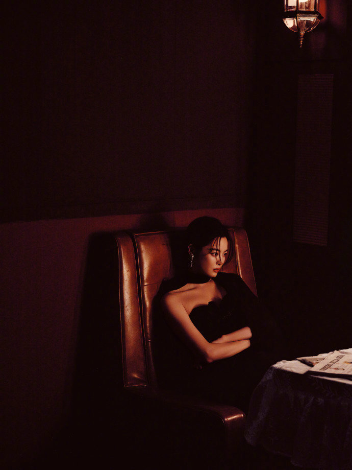 辛芷蕾的红是什么红辛芷蕾的状态真的太绝了！从容自信、气质沉稳，红唇与她的神态相