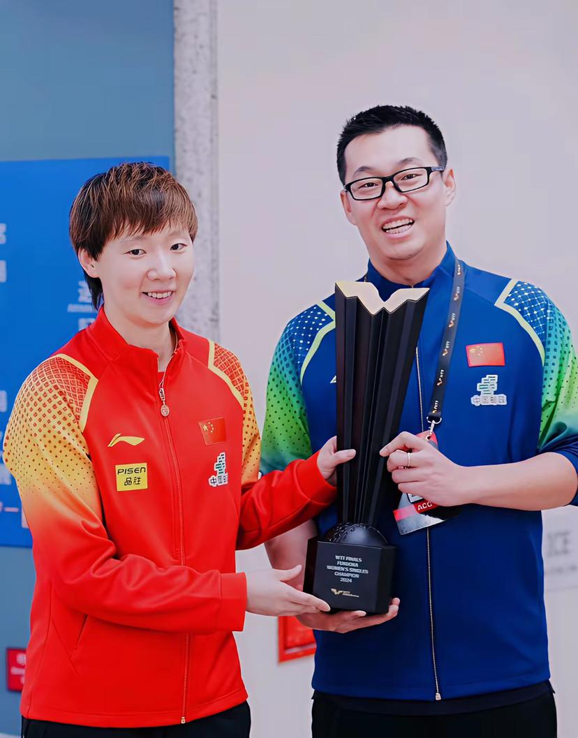 王曼昱的胜利背后，奇奇老师默默的撑起一片天。2026年未见他。王曼昱曾说：“