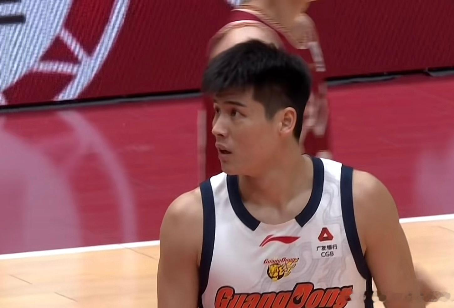 陈家政开斋了！命中第一个三分球，在篮底还造了吴前一个犯规！好样的！王洪泽上来就要