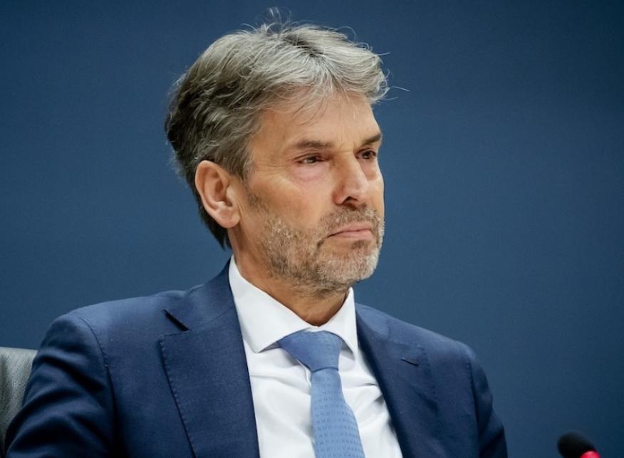 光刻机被卡脖子！中国芯片反逼自主突围！光刻机这条路，又窄了一点。