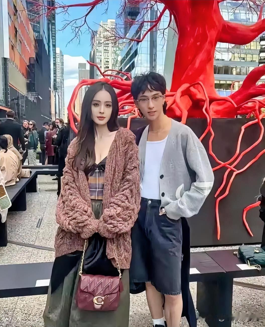 娜扎说，过完29岁生日后，她突然开始恐慌，她希望时间能够停止在此刻。30岁，