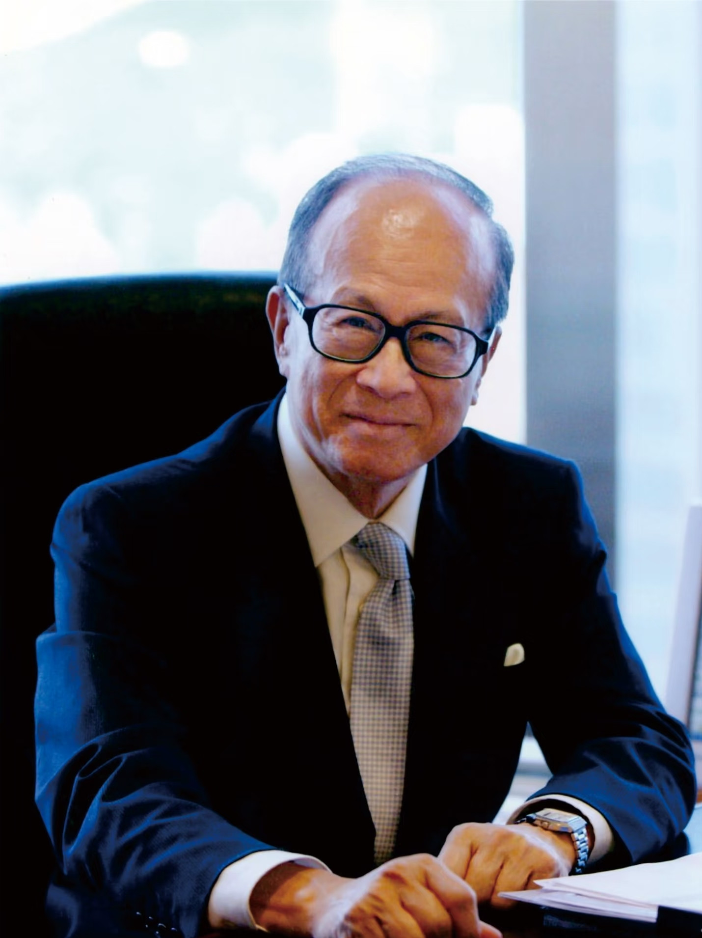 李嘉诚估计自己都没想到，14岁辍学打拼攒下的家底，热搜一上，全网先替他安排起“败家”剧本了。实际上，