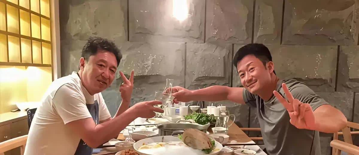 我说他们两个怎么会认识坐在一起喝酒呢？搞了半天，原来于谦也是满族人啊，他的祖籍是