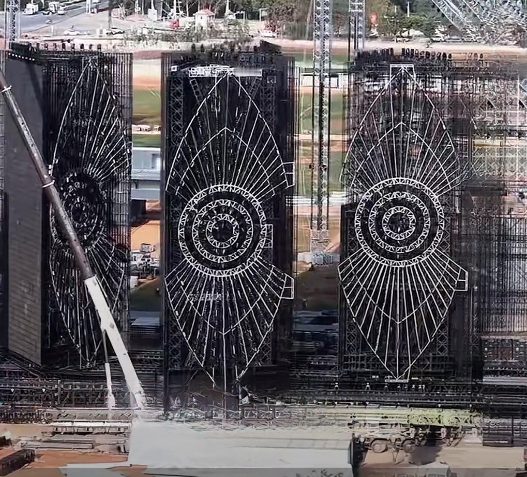 华晨宇演唱会的建筑被拆除了，此事在网上引发了热烈讨论。有人称这建筑形似光明会的标