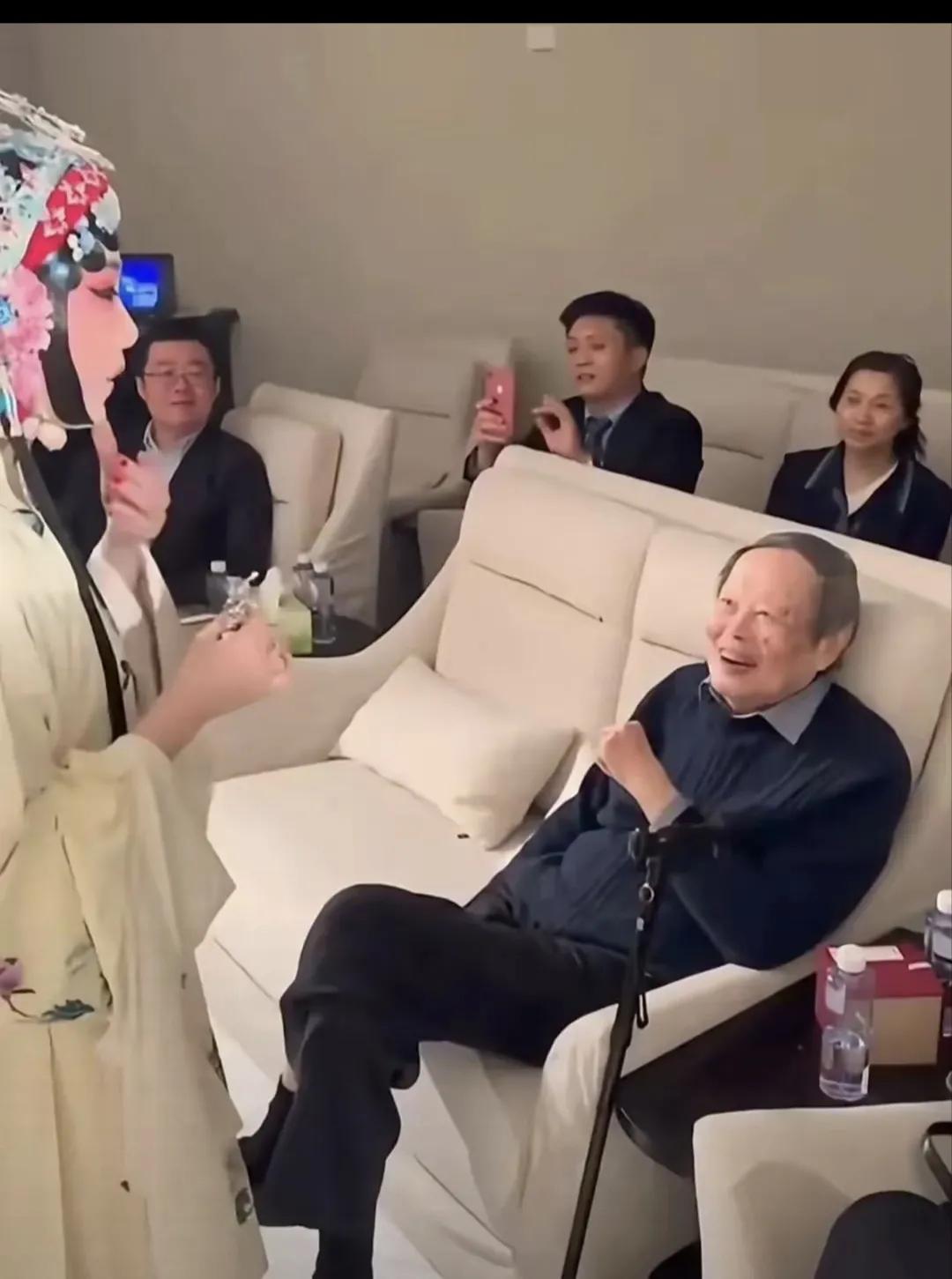 这扮相也忒俊：49岁的翁帆女士为自己庆生，古装服穿上，头发弄好。化妆师认真地为她