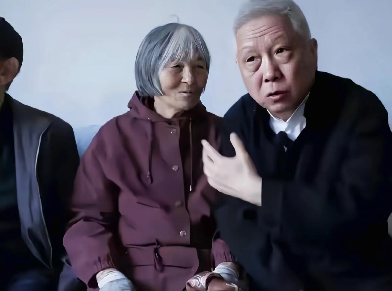 亿万富翁马未都回老家山东，姑姑朴实无华从来不给侄子提无理要求这位穿着朴素的老人