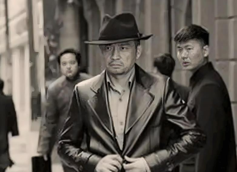 1942年，汪伪76号特务马啸天去抄头号杀手吴世宝的家，吴妻把宝箱送上，还请特务