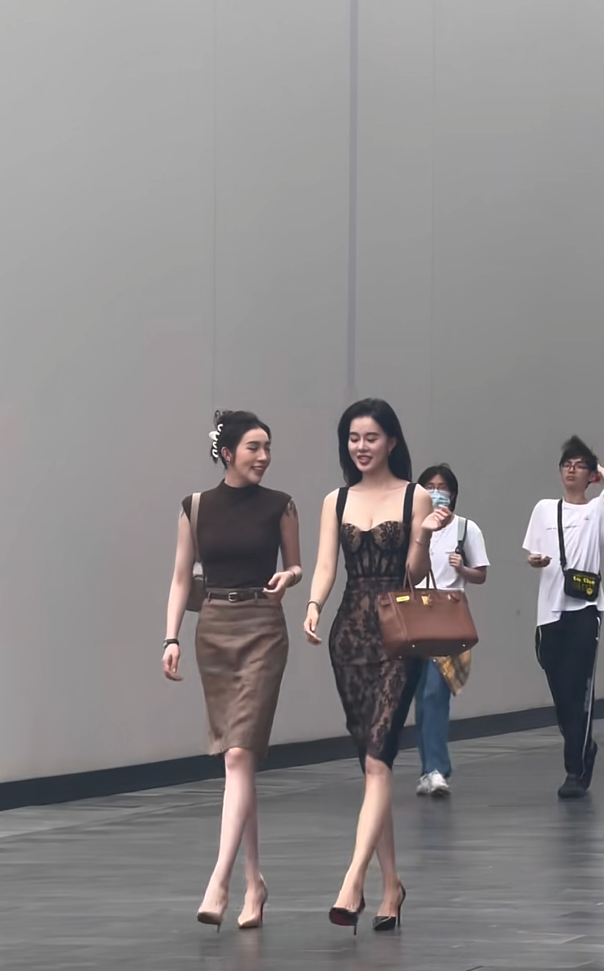 这两人天天逛街门都踩烂了就是不买东西