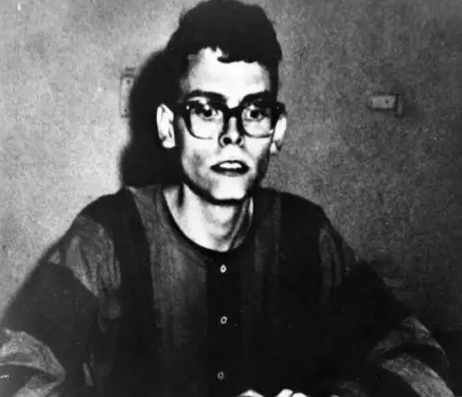 1967年，美国海军士兵道格·赫格达尔在军舰上被火炮震落海中，被渔民捞起后送进了