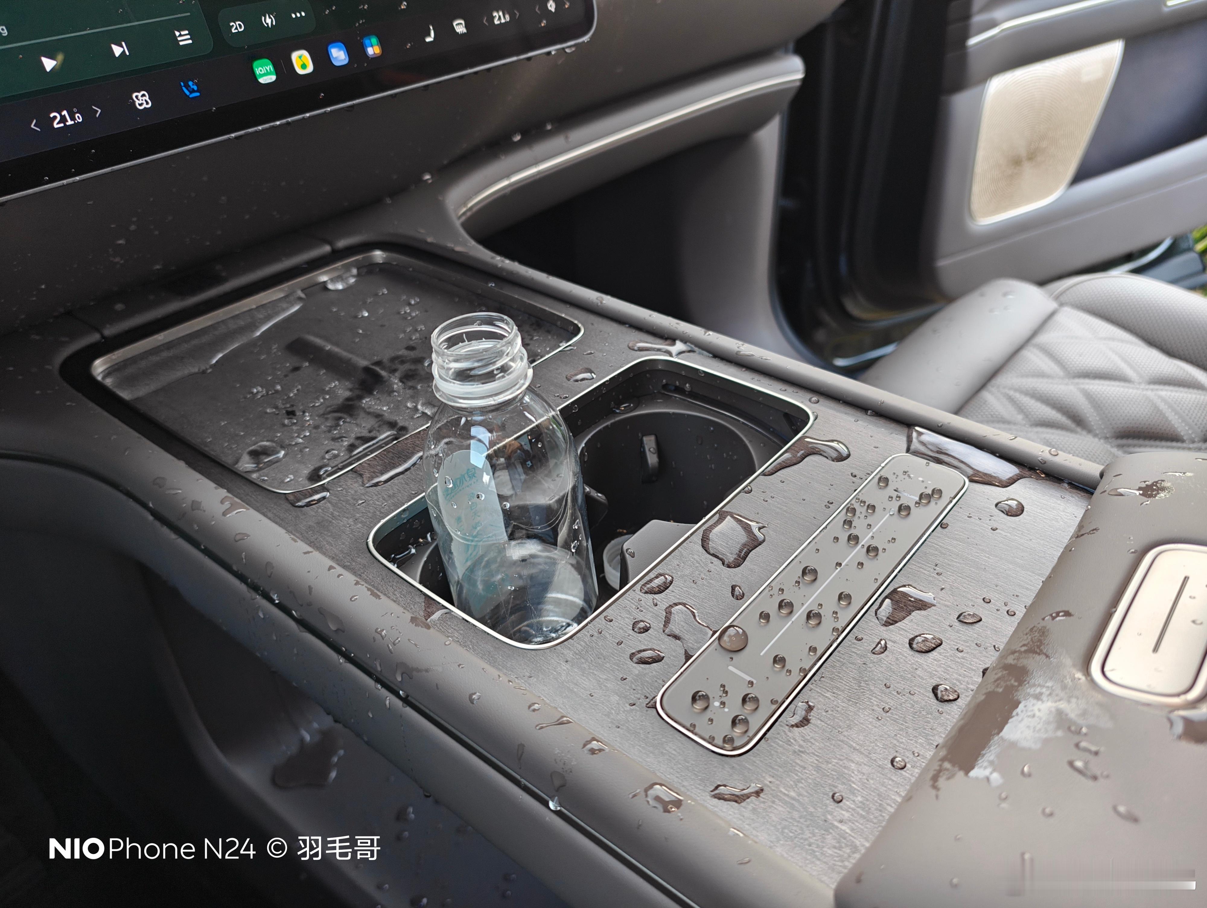 我当时听产品经理说了新ES8这个功能后觉得很贴心，就上车用纯净水试了试，拍了视频