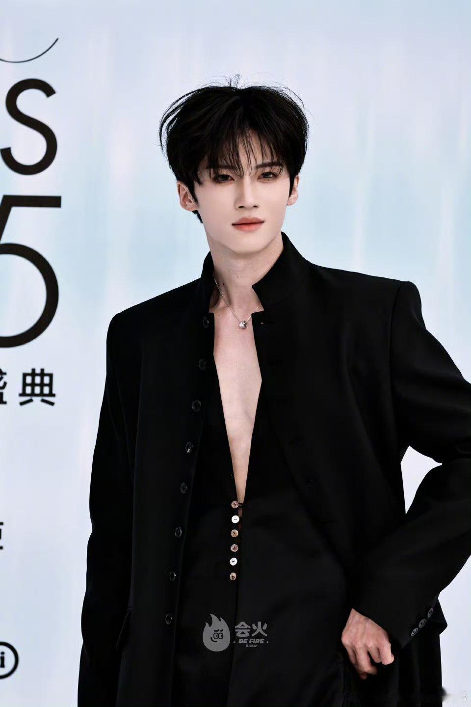 闫桉黑色v领衬衫这个若隐若现的胸肌我嘶哈嘶哈​​​