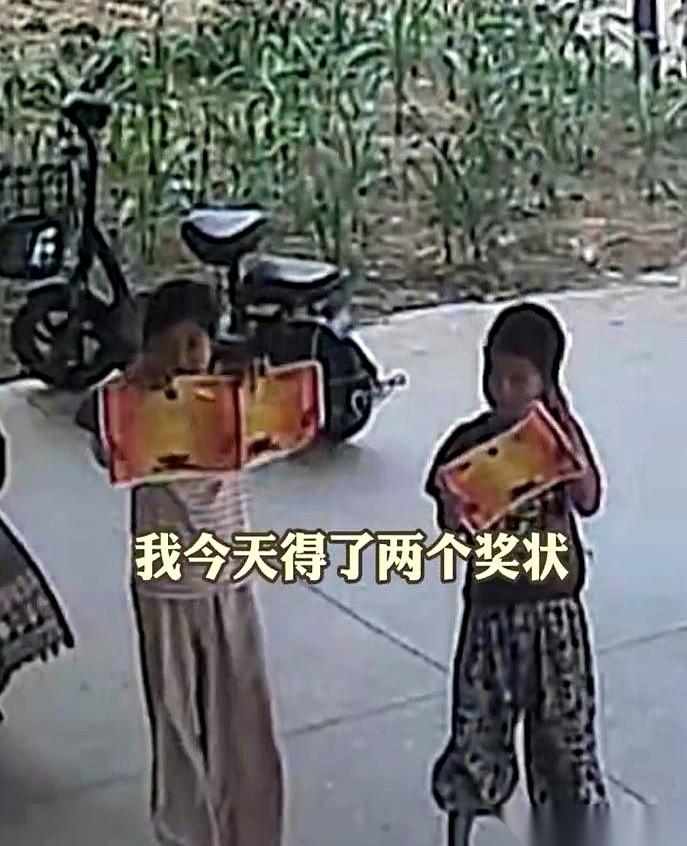 河南商丘，一个农家小院。9岁的男孩和11岁的姐姐并排站定，仰起脸，盯着屋檐下那个