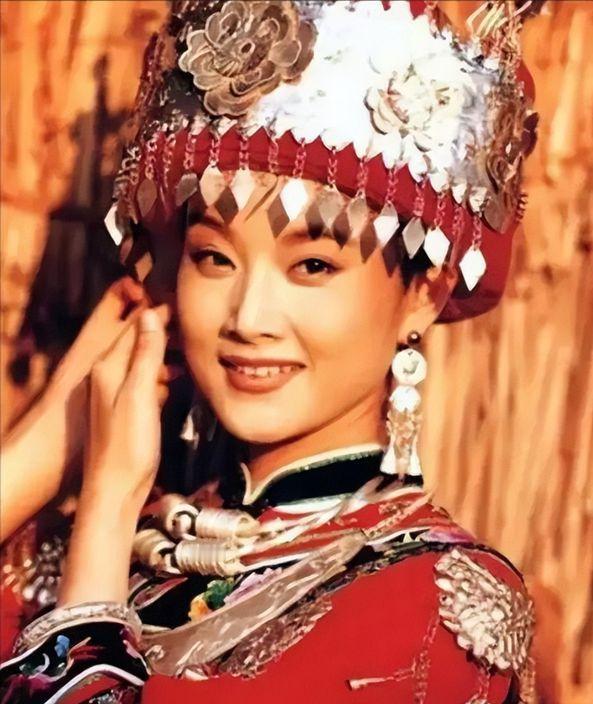 1996年，宋祖英亲手把18岁的小保姆送进了监狱，一判就是12年，而这个保姆还是