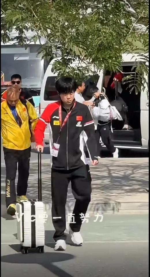 多哈赛场前奏！国乒“一家四口”出征训练多哈赛事激战在即，咱国乒“一家四口”