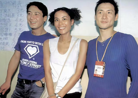 当年王菲和黎明、张学友合影，她笑得好开心呀​​​