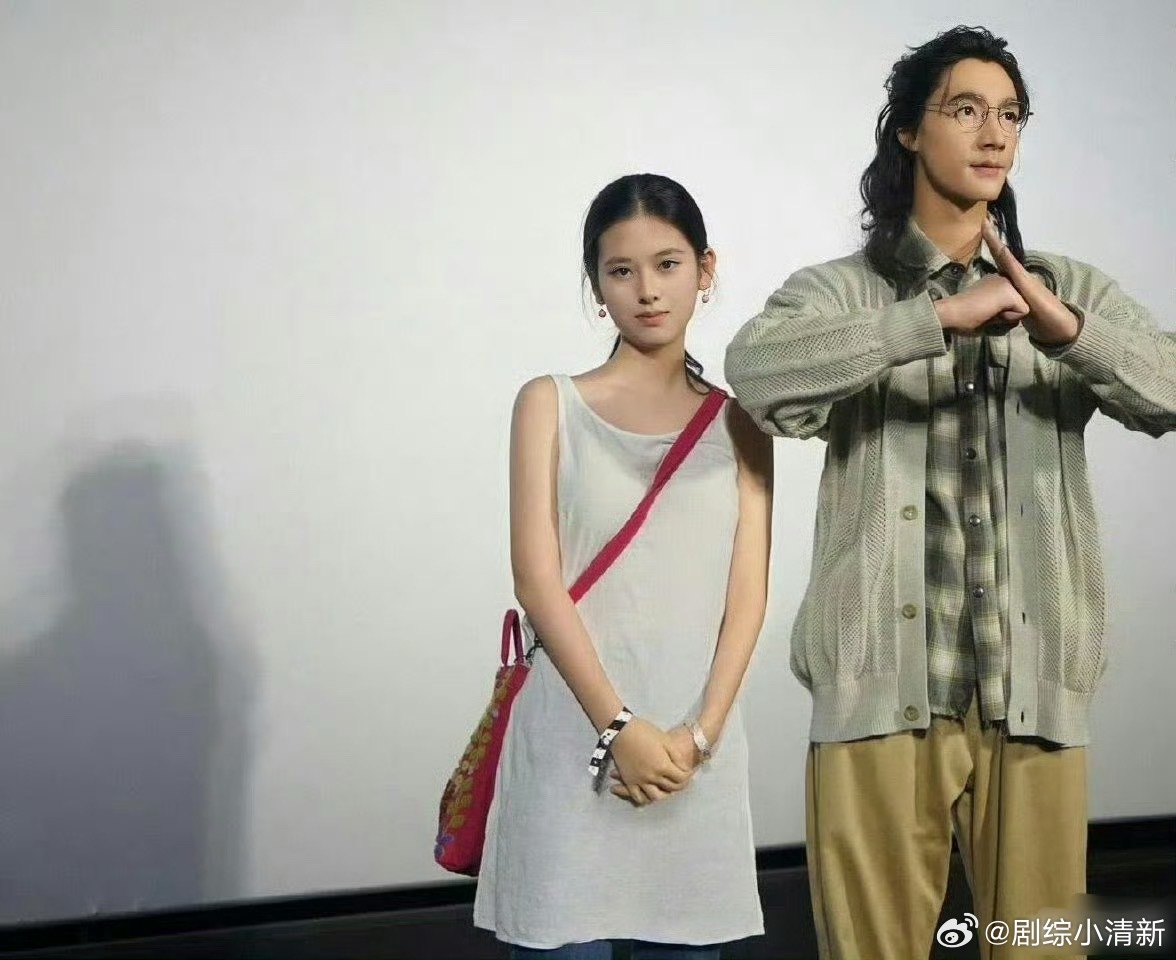 ​这个女生是谁啊好漂亮，尤其是这双眼睛好像会说话的样子，好吸引人​​​