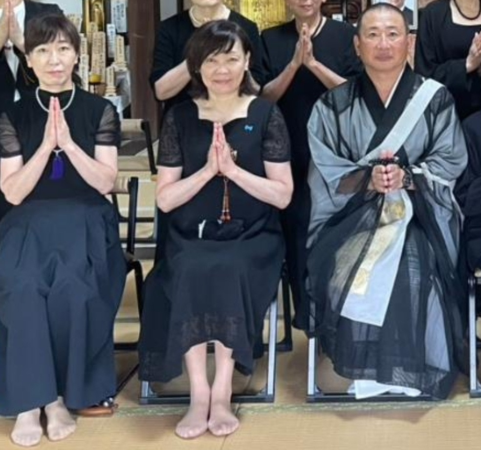 安倍遗孀总是那么开心，和他老公一样