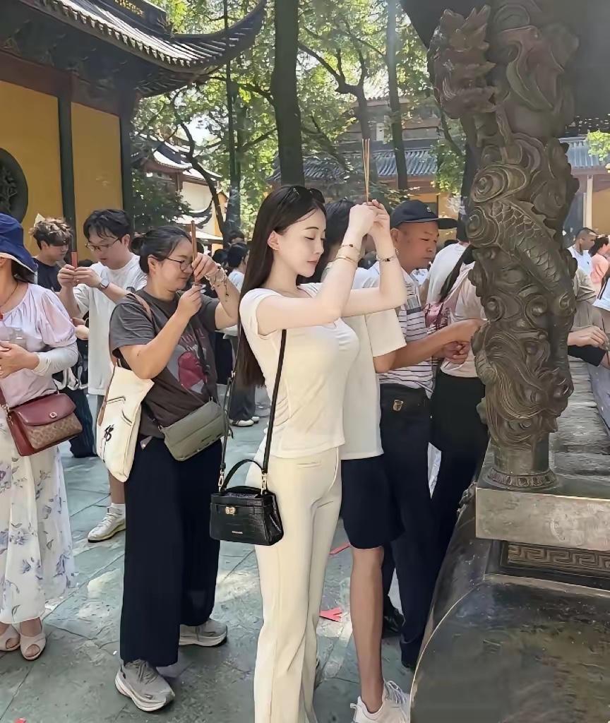 这两天骊山单子会开始了很多游客朋友都到去爬骊山还有很多人去骊山老母殿烧香拜佛
