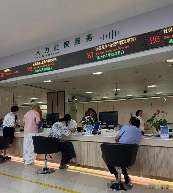 我发现身边好多80后，社保都是拖到三四十岁才开始交的我发小今年43岁了，上个月