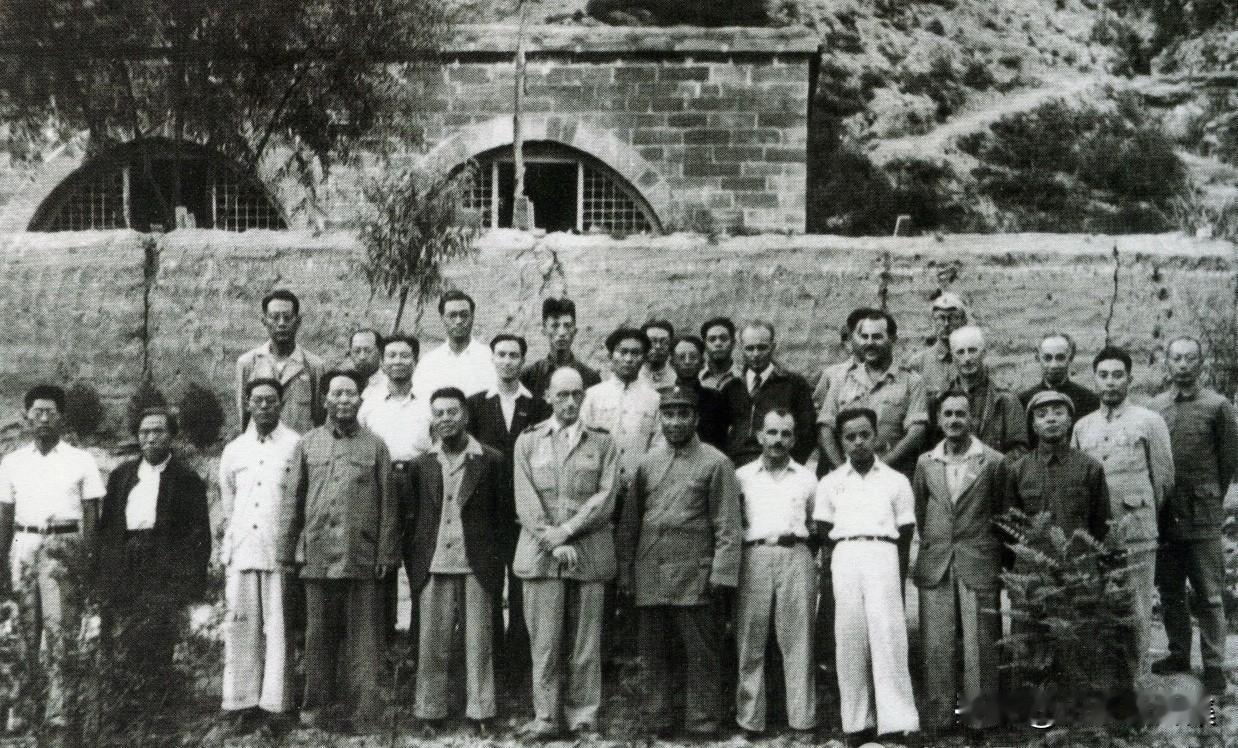 1944年6月，毛泽东，周恩来（不分排，右二），朱德，聂荣臻，杨尚昆等会见冲破国