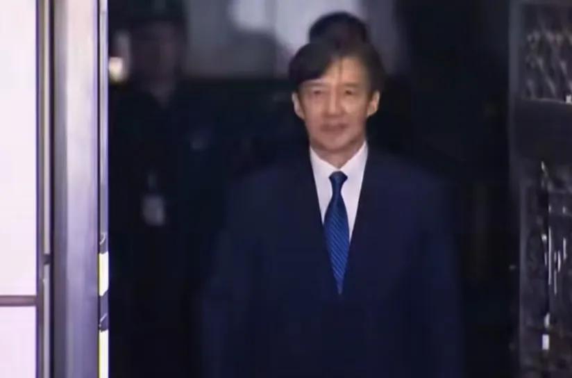 李在明特赦曹国，曹国出来的排场可真是太大了，刚出门口，那镁光灯就闪个不停，又是送