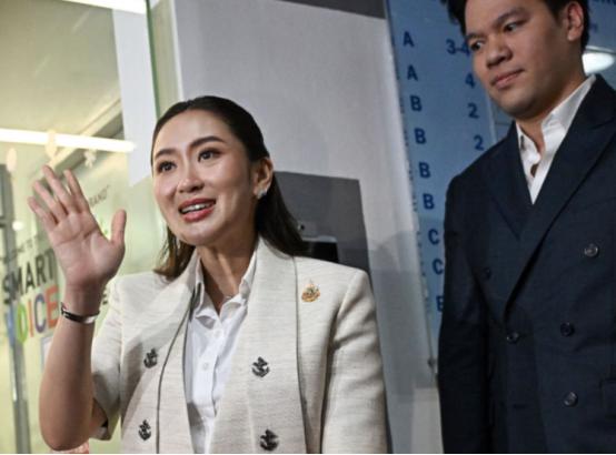 还有10天佩通坦还来得及参加9.3大阅兵。 泰国最近这阵儿的事儿，比电视剧还