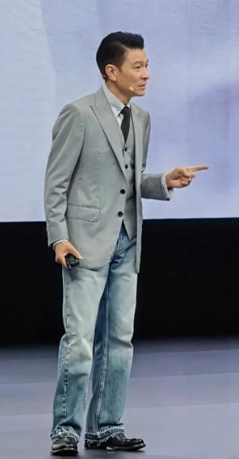 我敢说，西装、牛仔裤配皮鞋的穿搭，真的只有老一辈港星才能穿出他的帅了。9月7