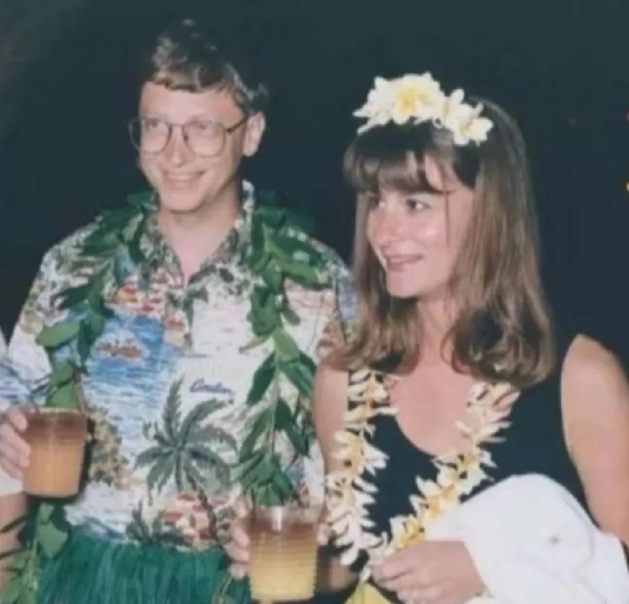 比尔盖茨走肾不走心有点坏，能卷进爱波斯坦案这事，就是巨富够巨坏。前妻是个好女人