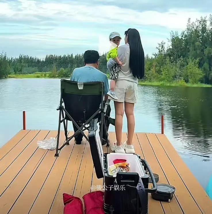 王宁金龟子一家现身漳州钓鱼，王宁装备齐全，一看就是个钓鱼爱好者。女儿抱着儿子陪着