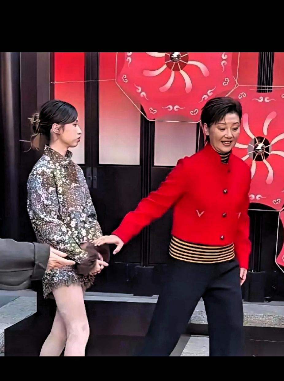 这丫头的裤衩真的是“精致的土”吗？说这不是冯大导亲生的估计都没人相信[捂脸哭]，