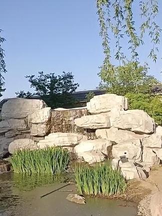 喝得醉醺醺的父亲，从外面回家来，看着在沙发上玩手机的儿子，不由火冒三丈的吼起来：