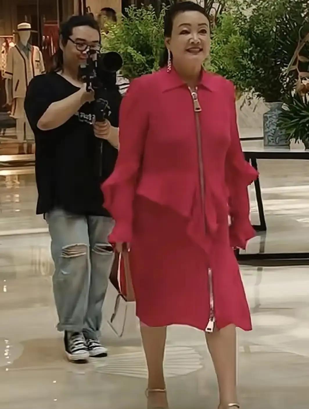 张兰直播时突然问马筱梅啥时候给她生孙子，还补一句生三个奖一套别墅。屏幕那头的