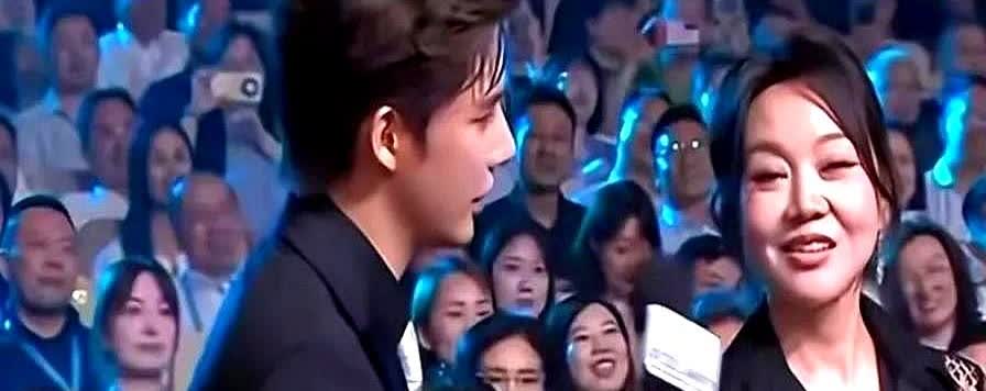 闫妮红毯拖鞋怼脸拍，采访时一句话问懵王安宇！这姐把松弛感玩透了摄像师追着